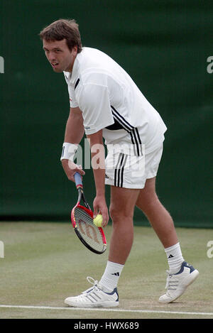 LEE CHILDS WIMBLEDON CHAMPIONSHIPS 2004 WIMBLEDON LONDON ENGLAND 24 Juni 2004 Stockfoto