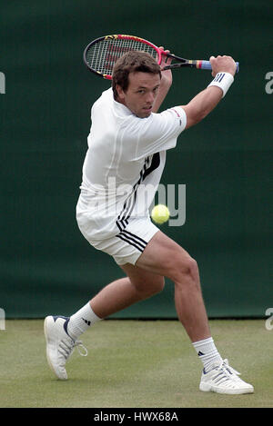 LEE CHILDS WIMBLEDON CHAMPIONSHIPS 2004 WIMBLEDON LONDON ENGLAND 24 Juni 2004 Stockfoto