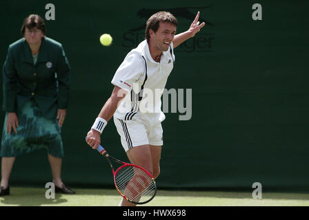 LEE CHILDS WIMBLEDON CHAMPIONSHIPS 2004 WIMBLEDON LONDON ENGLAND 24 Juni 2004 Stockfoto