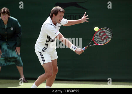 LEE CHILDS WIMBLEDON CHAMPIONSHIPS 2004 WIMBLEDON LONDON ENGLAND 24 Juni 2004 Stockfoto