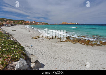 Sandstrand in der korsischen Stadt l'Iles-Rousse Stockfoto