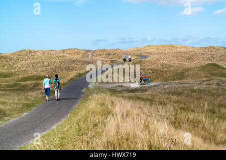 Menschen zu Fuß unterwegs in Dünen des Nationalparks auf West friesischen Wattenmeer Insel Texel, Nordholland, Niederlande Stockfoto