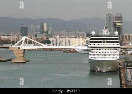 Kreuzfahrtschiff auf dem Parkplatz im Hafen. Barcelona, Spanien Stockfoto