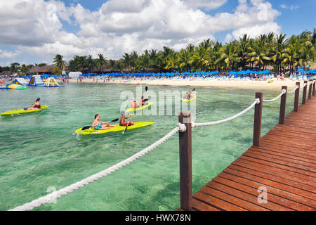 Hölzerne Pier und Kajaks mit Touristen auf die Insel Cozumel in Mexiko Stockfoto