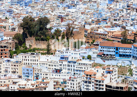 Chefchaouen, Marokko.  Blick auf die Stadt von den Spuren der spanischen Moschee.  Casbah in Mitte, 1471 erbaut. Stockfoto