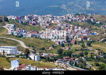 Chefchaouen, Marokko.  Neue Wohnungen und Häuser als Vororten über die Hänge zu erweitern. Stockfoto