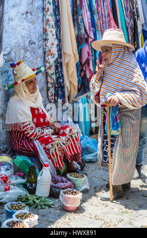 Chefchaouen, Marokko.  Zwei Berber Frauen in traditioneller Kleidung sprechen auf dem Markt. Stockfoto