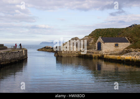 Das kleine Bootshaus und Slipanlage am Ballintoy Hafen auf der North Antrim Küste Nordirlands mit seinen Stein gebaut Bootshaus an einem Tag im Frühling Stockfoto