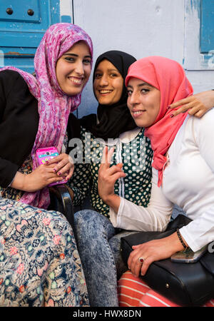 Chefchaouen, Marokko.  Junge arabische Frauen posieren für ihr Bild. Stockfoto