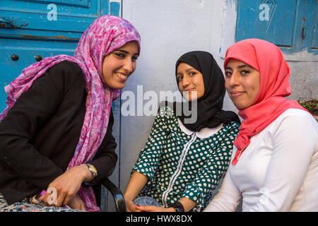 Chefchaouen, Marokko.  Junge arabische Frauen posieren für ihr Bild. Stockfoto