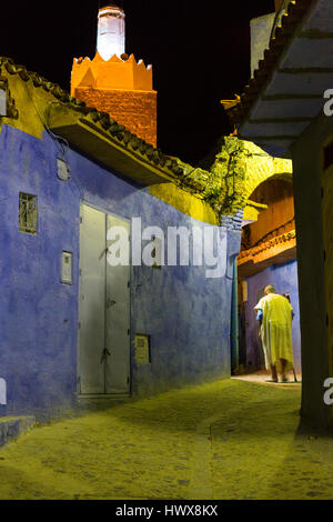 Chefchaouen, Marokko.  Wandern in der Medina in der Nacht. Stockfoto