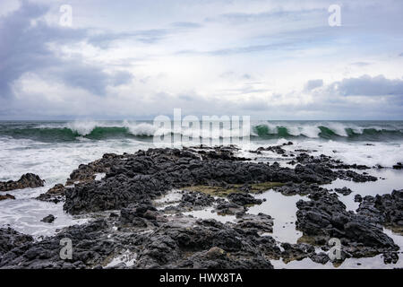 Thor's Well in Yachats, Oregon ist eine 20 ft. Höhle, in der Wellen ein- und ausbrechen, manchmal in der Luft schießen. Stockfoto