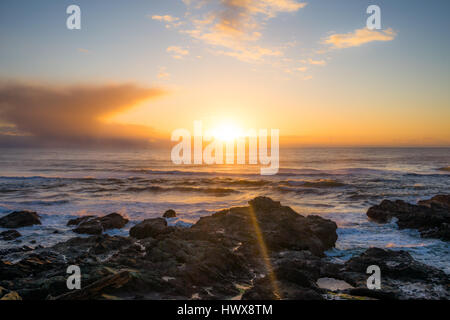 Thor's Well in Yachats, Oregon ist eine 20 ft. Höhle, in der Wellen ein- und ausbrechen, manchmal in der Luft schießen. Stockfoto