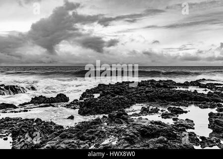 Thor's Well in Yachats, Oregon ist eine 20 ft. Höhle, in der Wellen ein- und ausbrechen, manchmal in der Luft schießen. Stockfoto