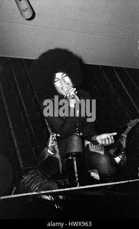 Marsha Hunt, US-amerikanische Schauspielerin und Sängerin, bekannt für ihre Rolle in der Rock musical Hair, Durchführung im Anson Rooms in Bristol University Studenten Union für eine Halloween-Ball am 31. Oktober 1969. Stockfoto