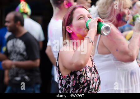 Karneval von Goa, Indien 25. Februar 2017. Grand Parade, Tanz in den Straßen, Bier, farbige Schwimmer mit einem Regenbogen von Blumen, Federn und Masken. Stockfoto