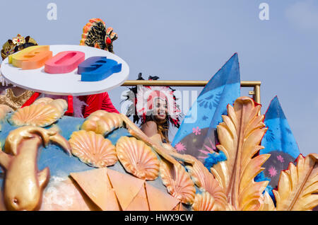 Karneval von Goa, Indien 25. Februar 2017. Grand Parade, Tanz in den Straßen, Bier, farbige Schwimmer mit einem Regenbogen von Blumen, Federn und Masken. Stockfoto