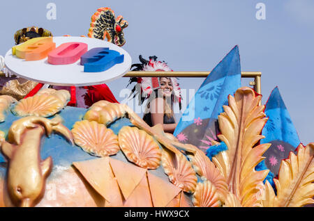 Karneval von Goa, Indien 25. Februar 2017. Grand Parade, Tanz in den Straßen, Bier, farbige Schwimmer mit einem Regenbogen von Blumen, Federn und Masken. Stockfoto