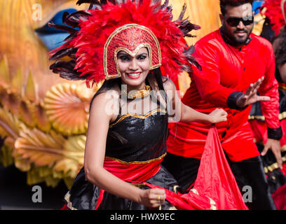 Karneval von Goa, Indien 25. Februar 2017. Grand Parade, Tanz in den Straßen, Bier, farbige Schwimmer mit einem Regenbogen von Blumen, Federn und Masken. Stockfoto