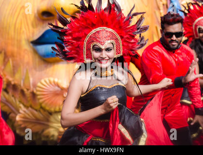 Karneval von Goa, Indien 25. Februar 2017. Grand Parade, Tanz in den Straßen, Bier, farbige Schwimmer mit einem Regenbogen von Blumen, Federn und Masken. Stockfoto