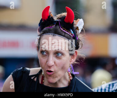 Karneval von Goa, Indien 25. Februar 2017. Grand Parade, Tanz in den Straßen, Bier, farbige Schwimmer mit einem Regenbogen von Blumen, Federn und Masken. Stockfoto