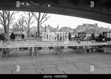 Leute, zweiter hand Bücher über Stände zum Verkauf unter Waterloo Bridge auf der South Bank, London, UK. Stockfoto