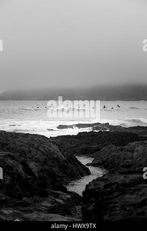 Surfer in Nebel oder Nebel auf Croyde in Devon Stockfoto