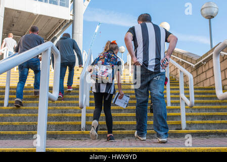 Ein Vater und eine Tochter die Treppen außerhalb von Newcastle United berühmten St James' Park Stadion am Spieltag. Stockfoto