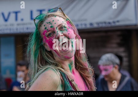 Karneval von Goa, Indien 25. Februar 2017. Grand Parade, Tanz in den Straßen, Bier, farbige Schwimmer mit einem Regenbogen von Blumen, Federn und Masken. Stockfoto