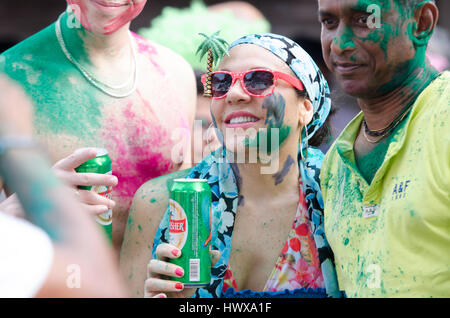 Karneval von Goa, Indien 25. Februar 2017. Grand Parade, Tanz in den Straßen, Bier, farbige Schwimmer mit einem Regenbogen von Blumen, Federn und Masken. Stockfoto