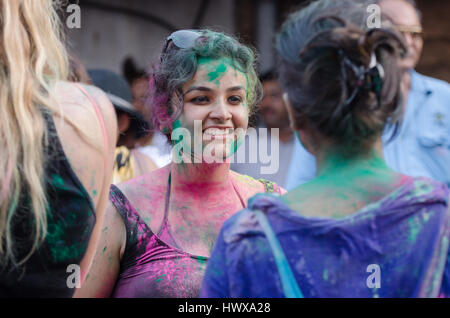 Karneval von Goa, Indien 25. Februar 2017. Grand Parade, Tanz in den Straßen, Bier, farbige Schwimmer mit einem Regenbogen von Blumen, Federn und Masken. Stockfoto