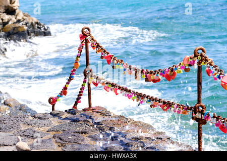 Lovelocks oder Liebe Schleusen durch liebende Paare ihre Liebe und Hingabe zueinander zum Ausdruck bringen alte Kette Geländer angebracht Stockfoto