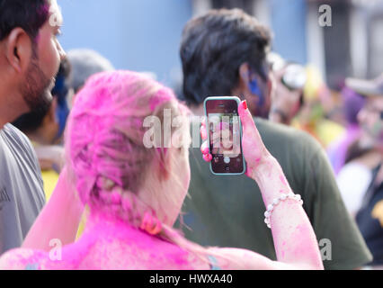 Karneval von Goa, Indien 25. Februar 2017. Grand Parade, Tanz in den Straßen, Bier, farbige Schwimmer mit einem Regenbogen von Blumen, Federn und Masken. Stockfoto