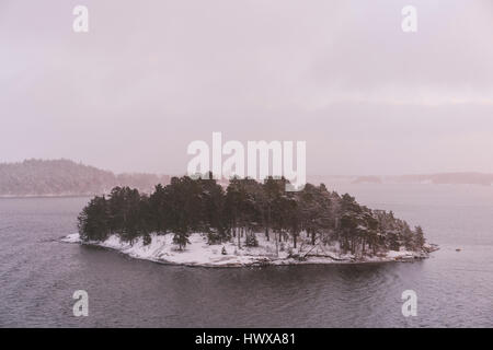 Winterliche in Schweden und eine Insel ist die Stockholmer Schären, von einer Fähre aus gesehen. Stockfoto