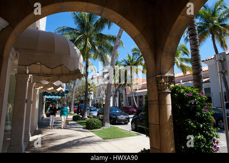 Wert Avenue in Palm Beach gehört zu den führenden gehobenen Einkaufsstraßen der Welt. Worth Avenue zu unterscheiden sind kleiner, architektonisch Sig Stockfoto