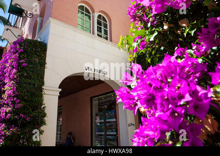 Wert Avenue in Palm Beach gehört zu den führenden gehobenen Einkaufsstraßen der Welt. Worth Avenue zu unterscheiden sind kleiner, architektonisch Sig Stockfoto