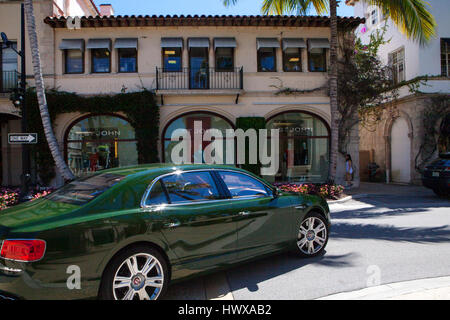 Ein grüne Bentley Abbiegung Worth Avenue. Wert Avenue in Palm Beach gehört zu den führenden gehobenen Einkaufsstraßen der Welt. Charakteristischen Wert Stockfoto