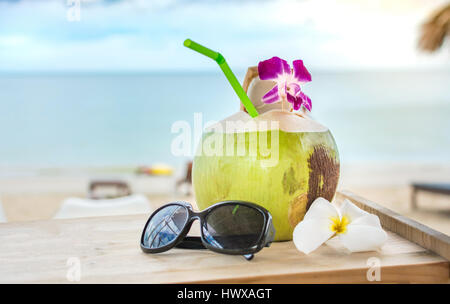 Frische Kokosnuss im tropical Beach Resort in Thailand Stockfoto