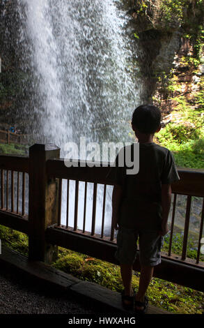 75 Fuß hohen Dry Falls, im Nantahala National Forest ist eine beliebte Wasserfall befindet sich ein paar Meilen außerhalb der Highlands. Dieser Abschnitt der Straße ist Stockfoto