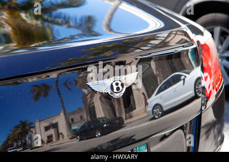 Reflexion der Worth Avenue auf einem Bentley. Wert Avenue in Palm Beach gehört zu den führenden gehobenen Einkaufsstraßen der Welt. Charakteristische Würze Stockfoto