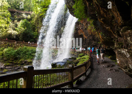 75 Fuß hohen Dry Falls, im Nantahala National Forest ist eine beliebte Wasserfall befindet sich ein paar Meilen außerhalb der Highlands. Dieser Abschnitt der Straße ist Stockfoto