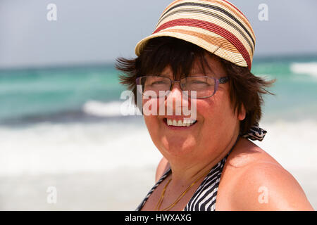 Frau im Rentenalter ruht auf dem Meer. Stockfoto