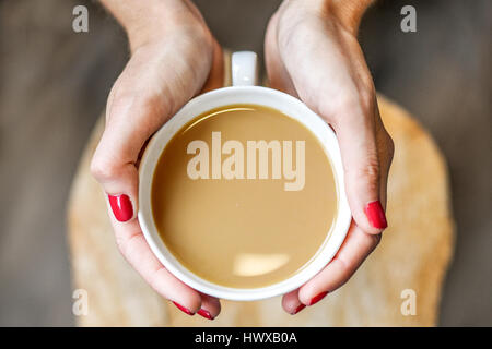Frau Hände halten Tasse Kaffee Stockfoto