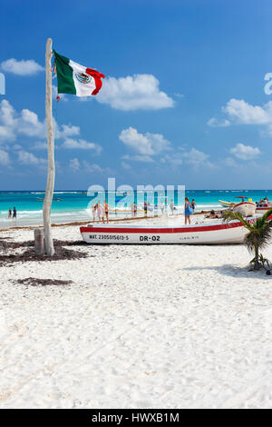 Flagge und Angelboote/Fischerboote am Strand in Tulum, Mexiko Stockfoto