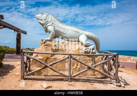 Statue von Iguana Eidechse auf Isla Mijeres in Mexiko Stockfoto