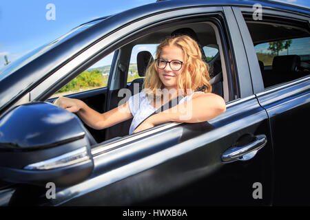 ein junges Mädchen nach Prüfung erfolgreich in ein Auto fahren Stockfoto