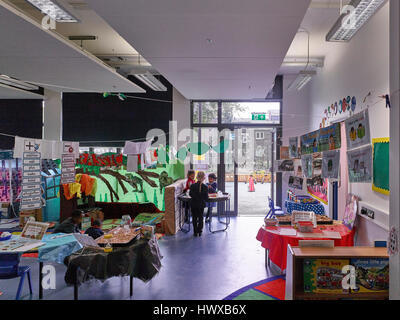 Klassenzimmer im Einsatz. Wembley High Technology College, North Wembley, Großbritannien. Architekt: Curl la Tourelle Architekten, 2016. Stockfoto