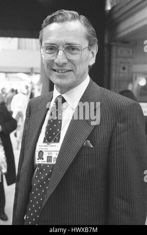 Hon. Norman Fowler, Staatssekretär für Beschäftigung und konservative Partei Parlamentsmitglied für Sutton Coldfield, besucht am Parteitag in Blackpool, England am 10. Oktober 1989. Stockfoto