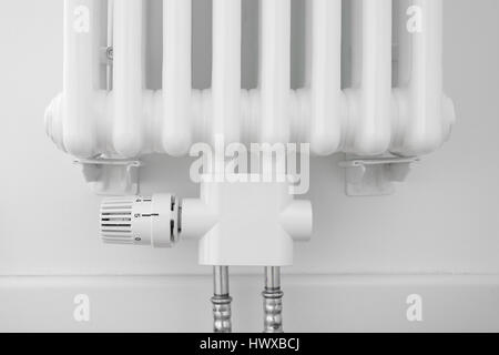 weiße Heizkörper mit Thermostat Closeup an Wand Stockfoto