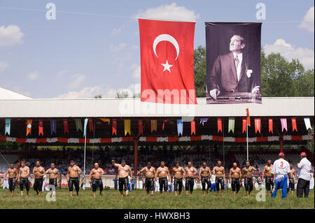 Türkei, EDIRNE: Historische "Kirkpinar Oil Wrestling" ist älteste Sportereignis der Welt nach den Olympischen Spielen, die seit der Tannen fort hat Stockfoto